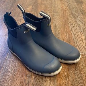 HUK Men’s “Performance Fishing” Deck Boots, Size 10. Navy with Gray.